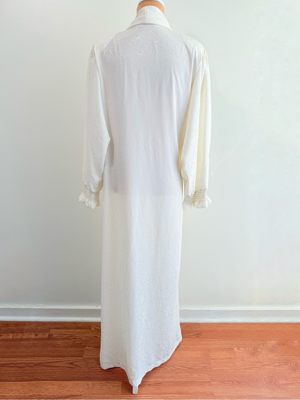VINTAGE VALENTINO WHITE FLORAL PRINT LONG SLEEVE FLOOR LENGTH ROBE - Picture 3 of 15